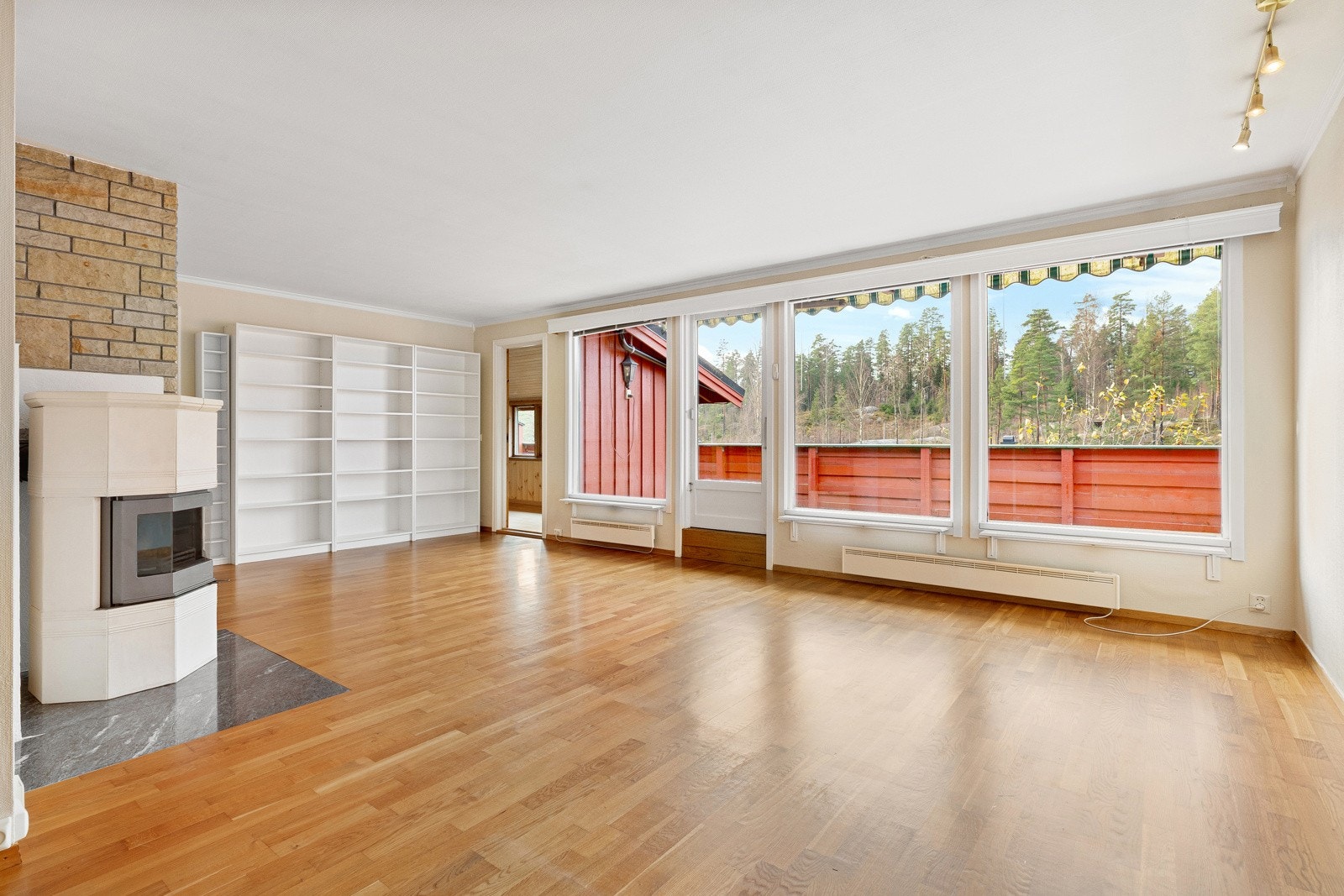 Lys og romslig stue med store vindusflater som gir godt dagslys gjennom dagen. Stuen har parkett på gulv og en plan og solid etasjeskiller i betong. Det er lett adkomst til både kjøkken og soverom fra stuen Galleribilde