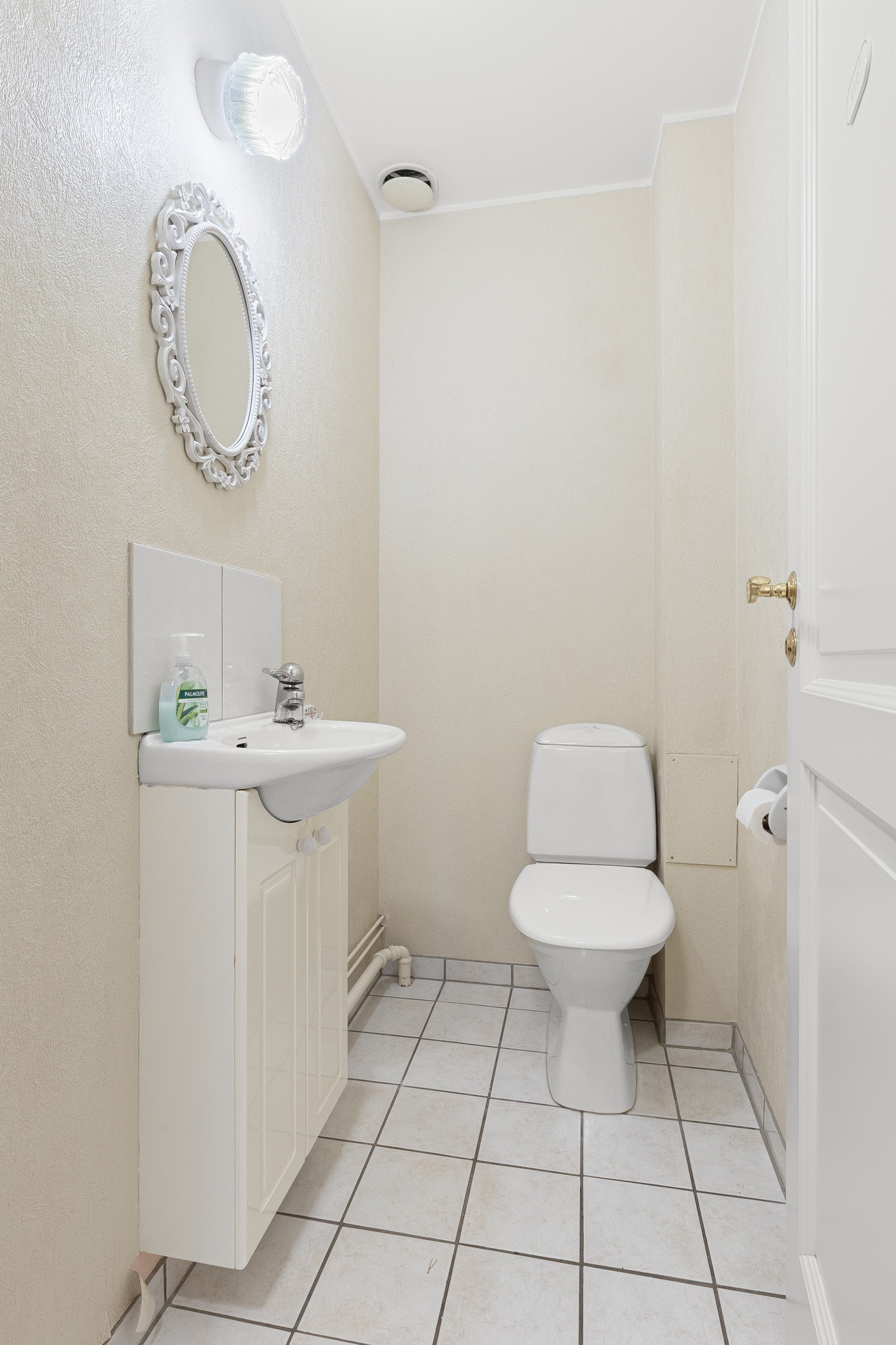 Separat toalettrom med flislagt gulv og servantinnredning. Praktisk rom plassert nær oppholdsrommene. Galleribilde