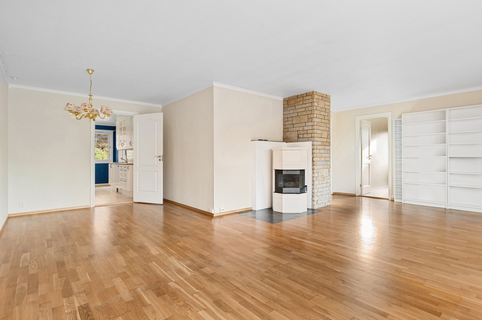 Vedovn i stuen gir en effektiv og hyggelig tilleggsvarme på kalde dager. Ovnen er plassert mot elementpipe fra byggeår. Stuen har god plass til både sofagruppe og spiseplass, og vinduene slipper inn naturlig lys. Galleribilde