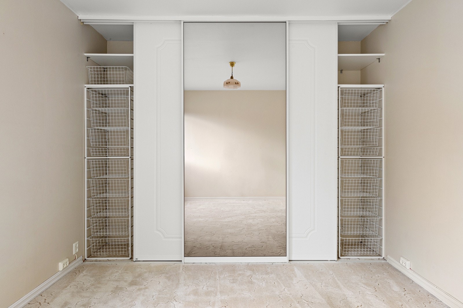 Skyvedørsgarderobe gir god oppbevaringsplass. Galleribilde