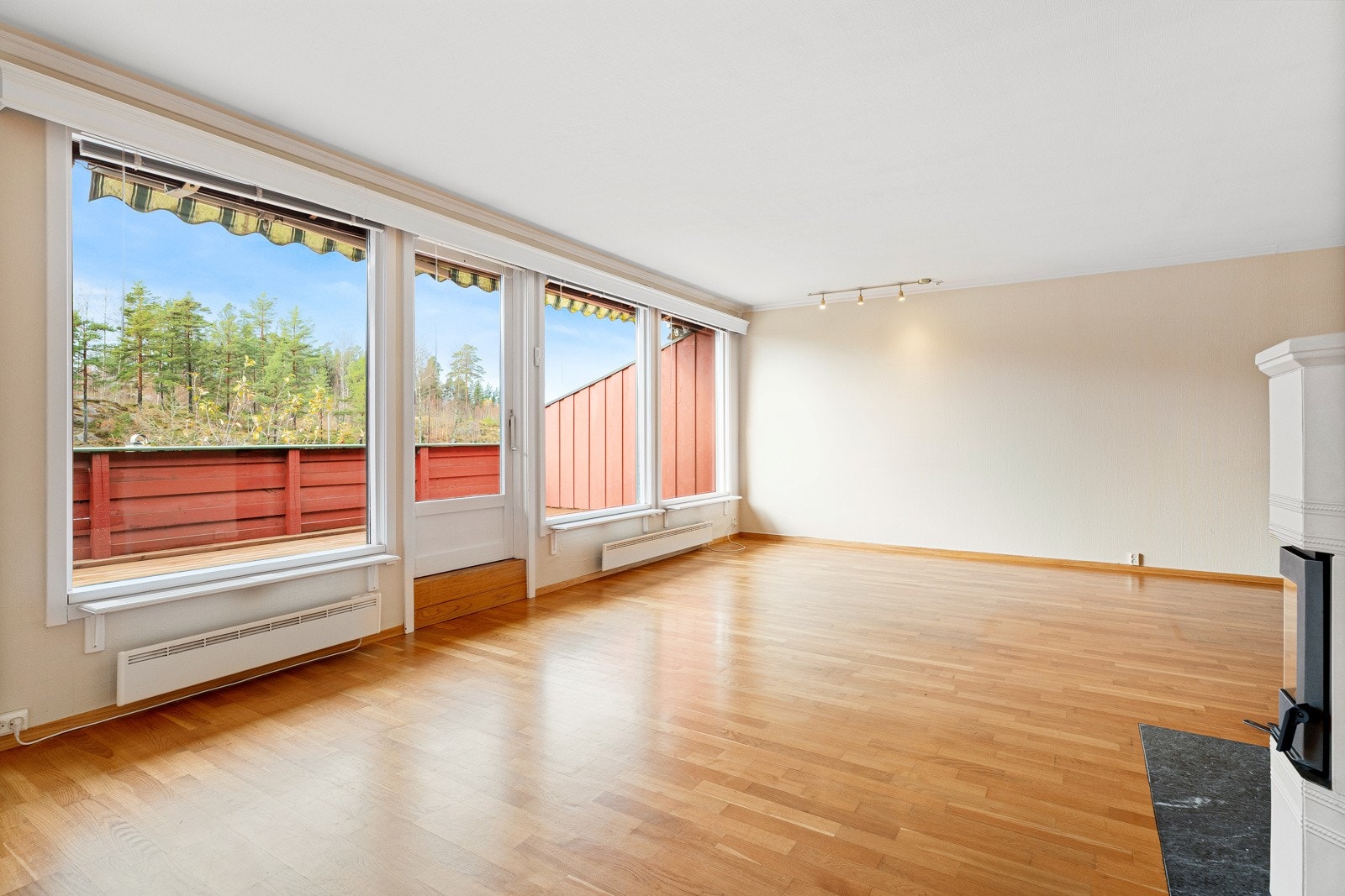 Fra stuen har du direkte utgang til en stor balkong på ca. 22 m² med god plass til møblering. Galleribilde