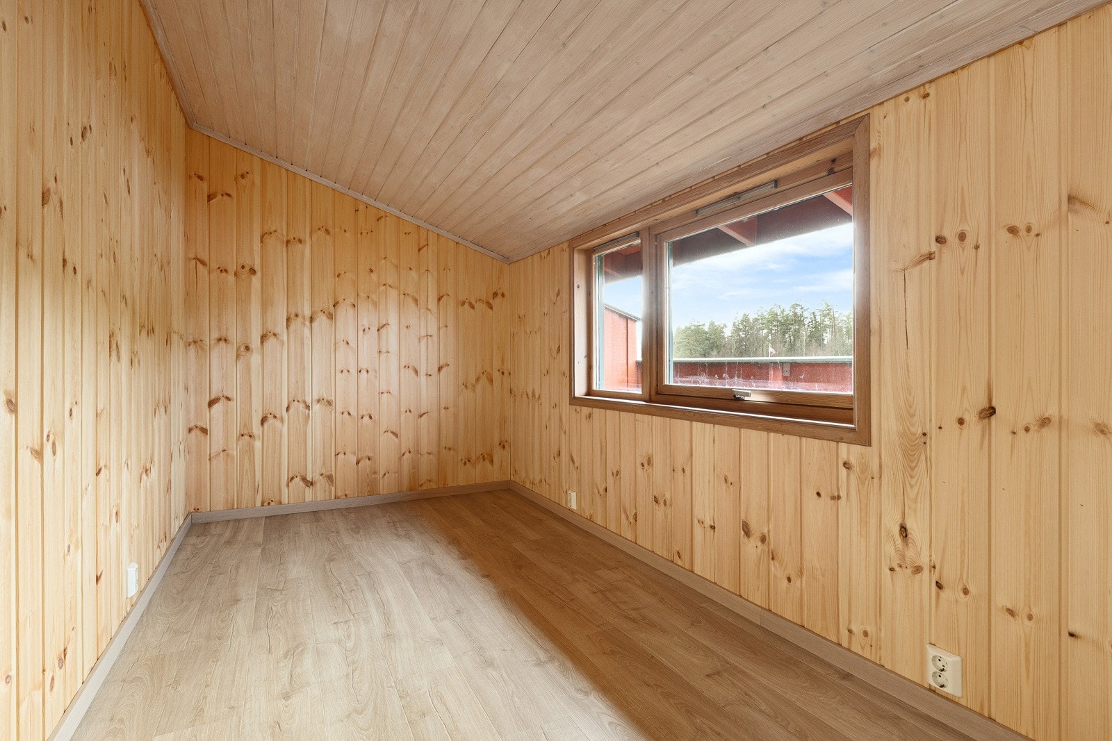 Praktisk rom som kan brukes som soverom, barnerom eller hjemmekontor. Galleribilde