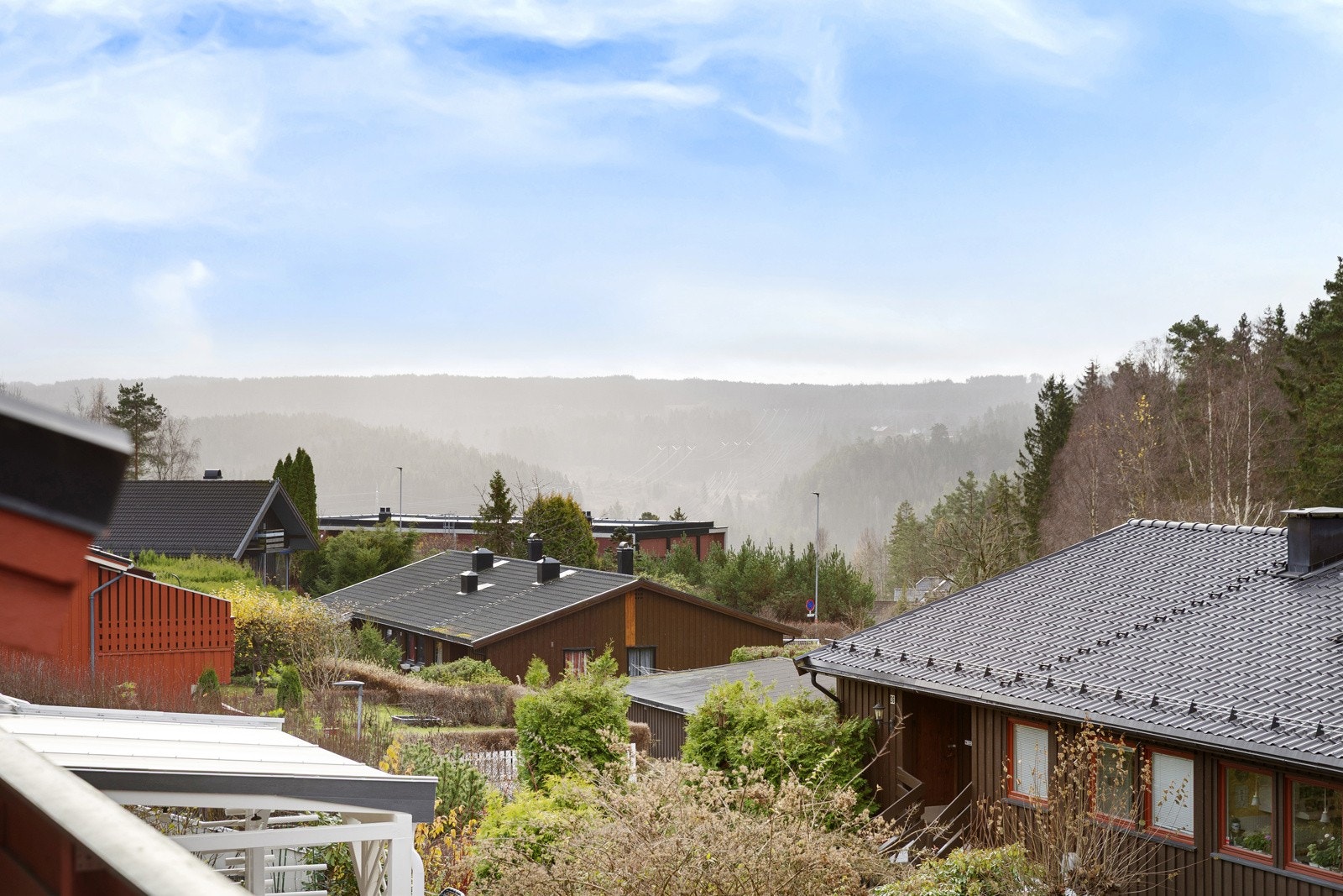 Utsyn mot nærområdet og grøntarealer. Ingen innsyn direkte mot oppholdsplassen, og godt lys inn i stuen. Galleribilde