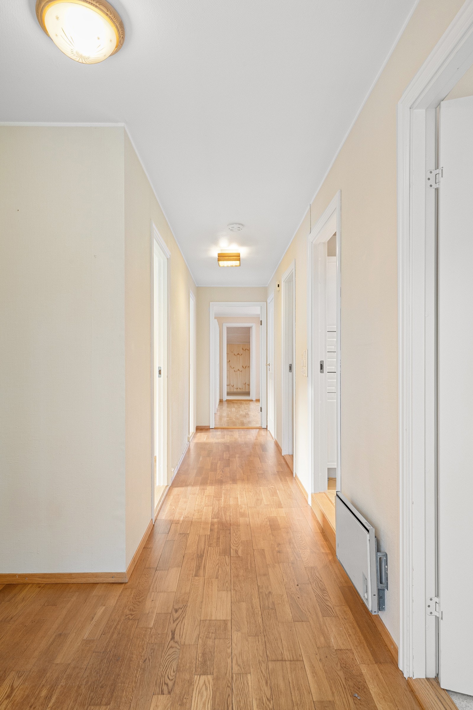 Stue og soverom ligger lett tilgjengelig fra gangen. Innerdører i tre, hvor døren med glassfelt mot stue er nevnt i rapporten. Galleribilde