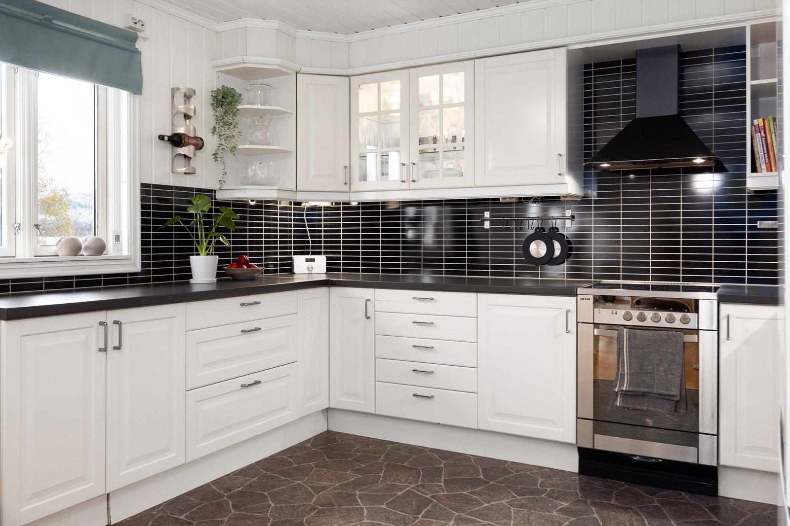 IKEA kjøkken fra 2011 med åpen løsning for hvitevarer. Galleribilde