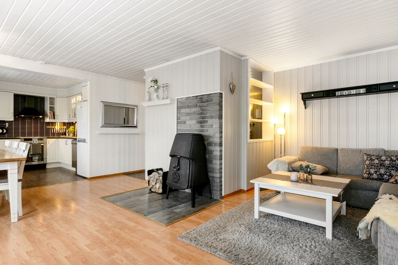 Stuen har dels åpen løsning mot kjøkkenet. Galleribilde