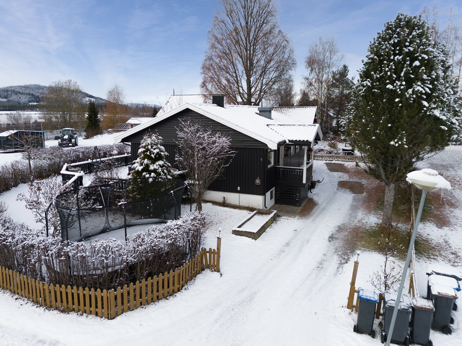 God plass til parkering av biler på tomten. Galleribilde