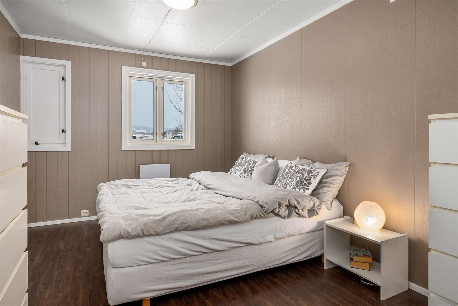 Hovedsoverommet har god plass til dobbeltseng og garderobeskap. Galleribilde