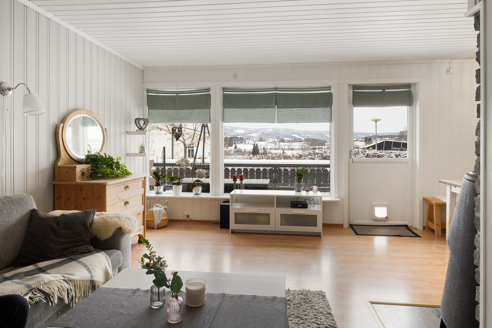 Fra stuen er det adkomst ut til romslig, solrik terrasse. Galleribilde