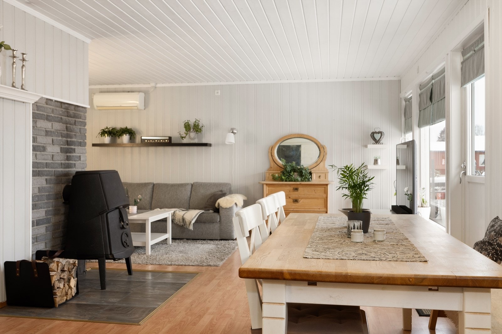 Åpen stue/spisestueløsning med adkomst ut til terrasse. Galleribilde