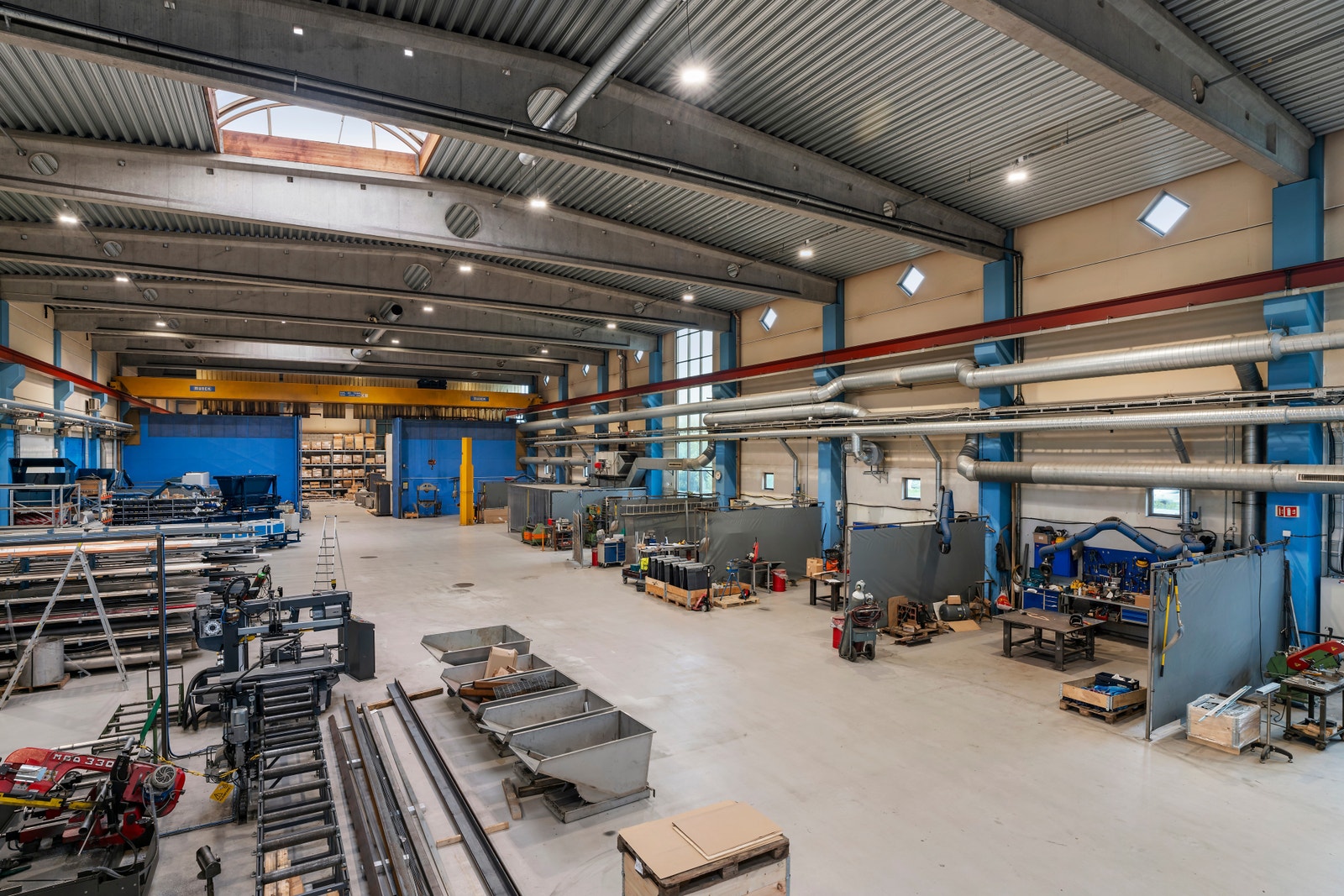 Industribygg med ca. 8 meter takhøyde, tre kjøreporter og traverskran. Galleribilde