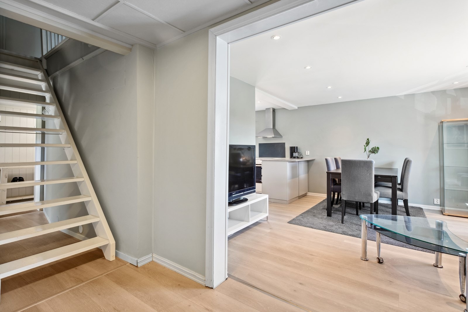 En åpen trapp fører deg mellom etasjene. Galleribilde