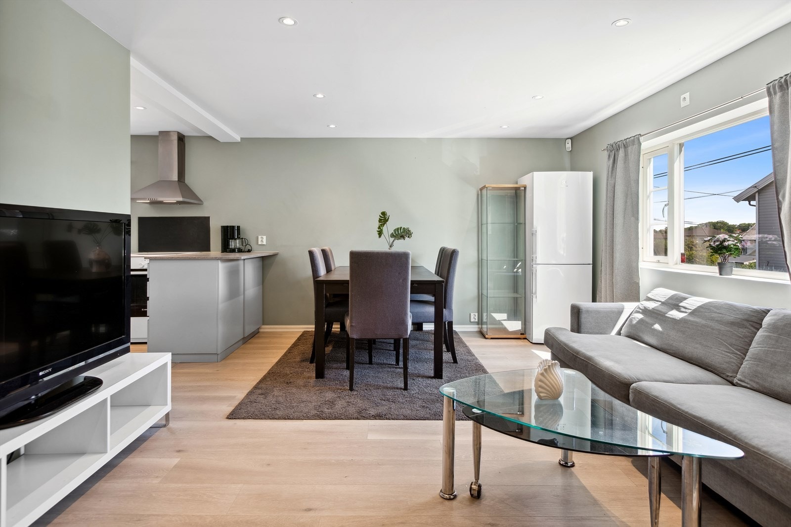 En sosial planløsning gir mulighet for innredning i flere soner. Her har du god plass til både sofakrok og spisestue Galleribilde