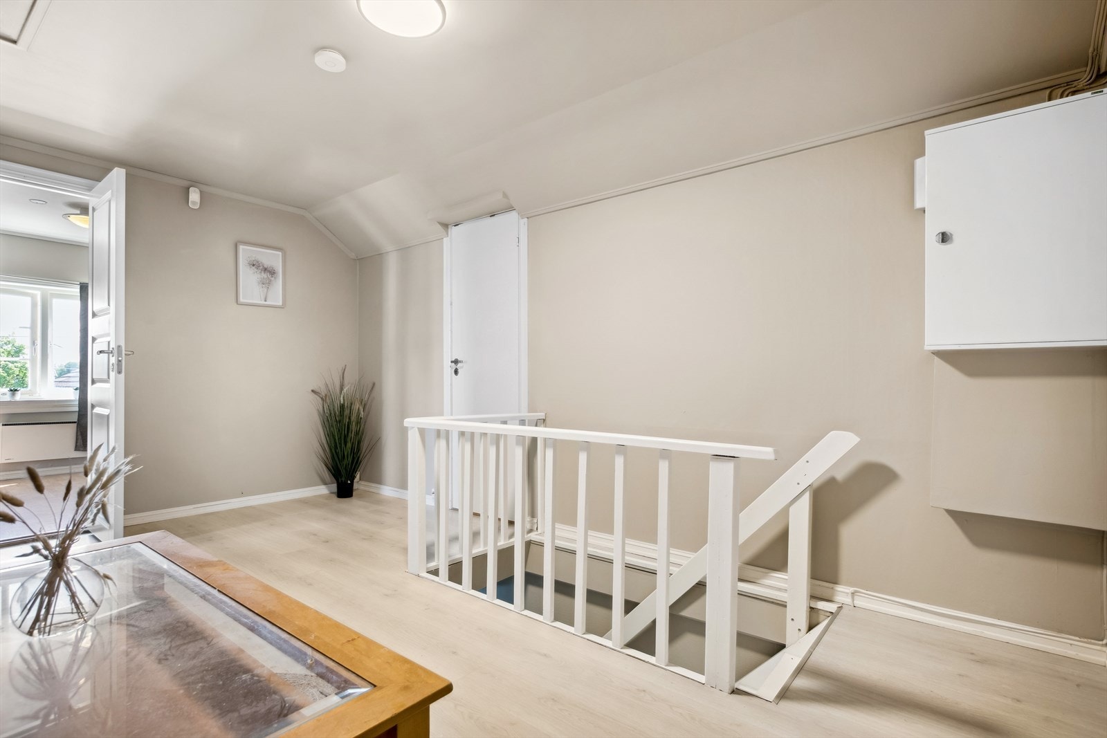 Gangen er lys og luftig. Her finner du også sikringsskapet og en praktisk bod Galleribilde