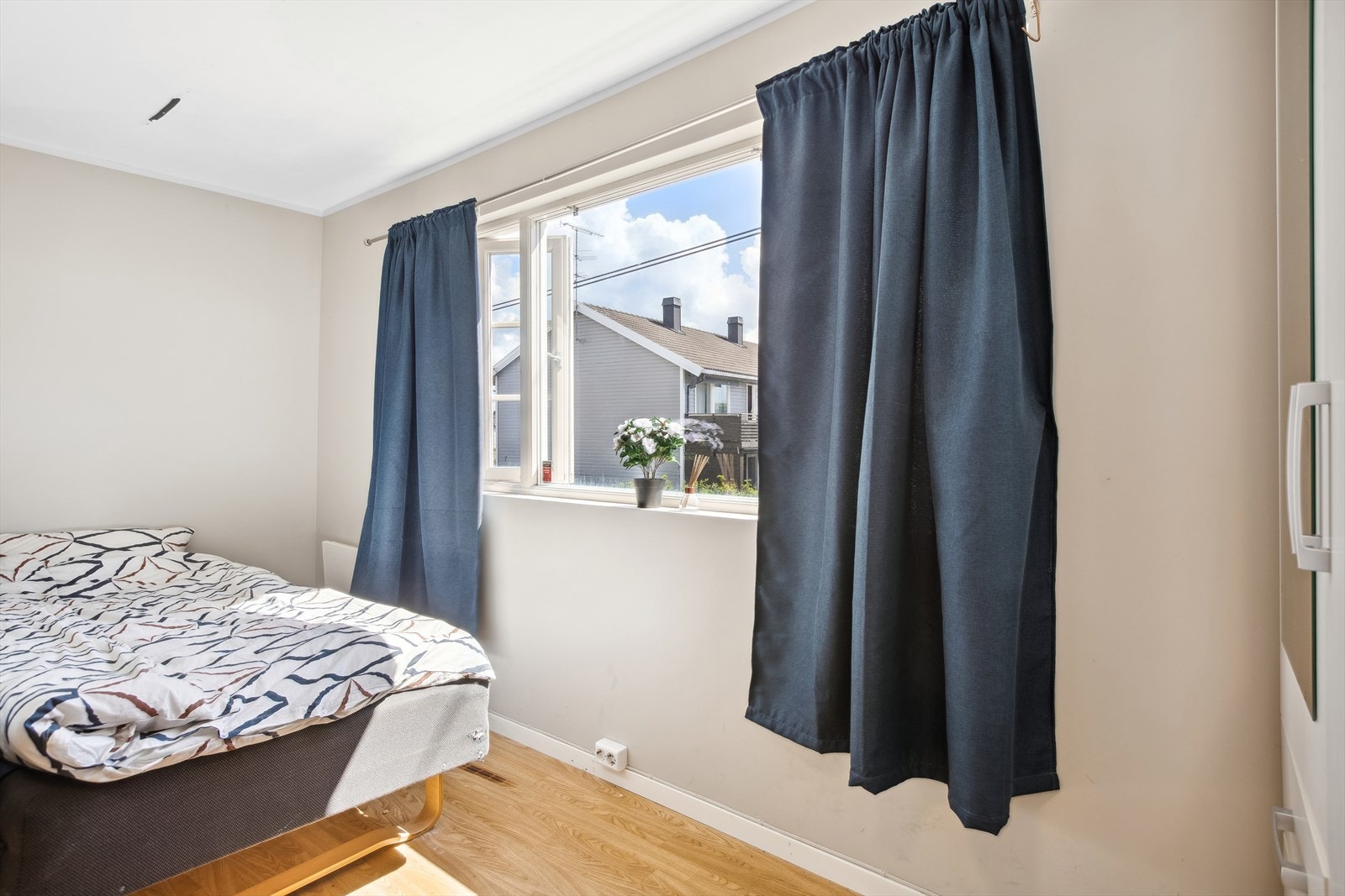 Du finner to gode soverom i 1.etasje. Soverom I er holdt i duse, behagelige toner. Store vindusflater gir rikelig med naturlig lys Galleribilde