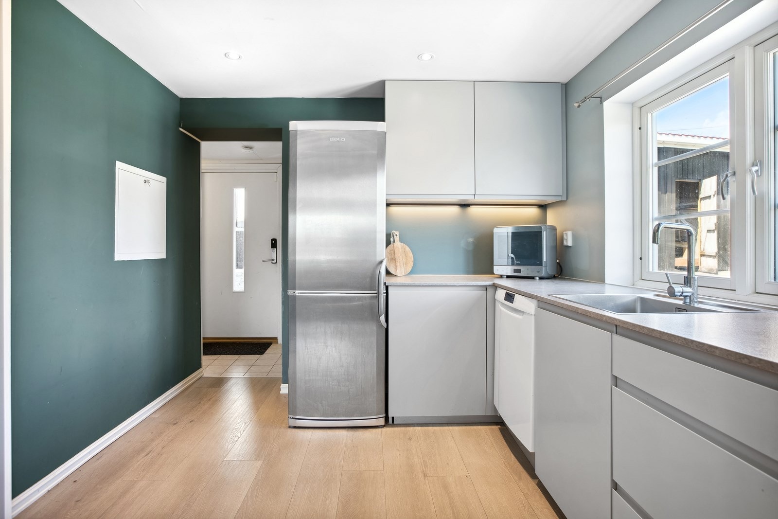 Her finner du en flott kontrastvegg, som gir spill til ellers lyse overflater Galleribilde