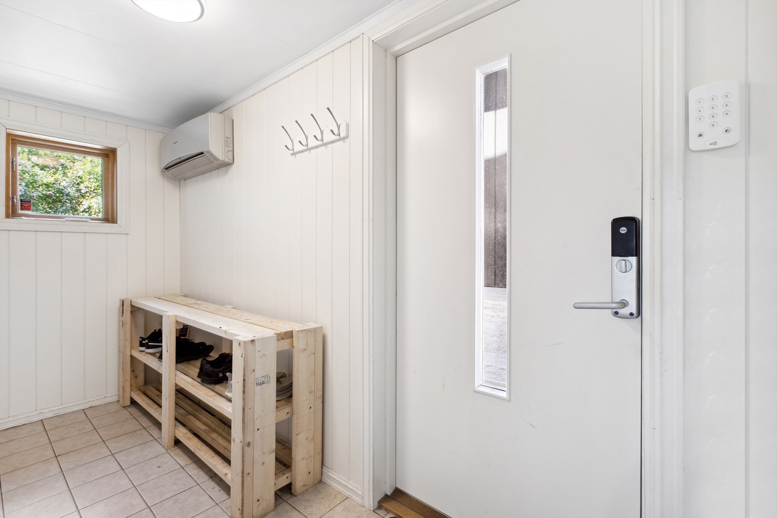 Et romslig inngangsparti ønsker deg velkommen hjem. Her har du god plass til å sette fra deg skoene og henge av yttertøyet Galleribilde