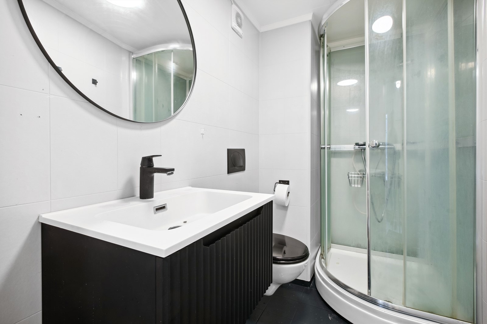 Rommet har servantinnredning, dusjkabinett og vegghengt toalett. Gulvet er flislagt og det er montert gulvvarme. Galleribilde