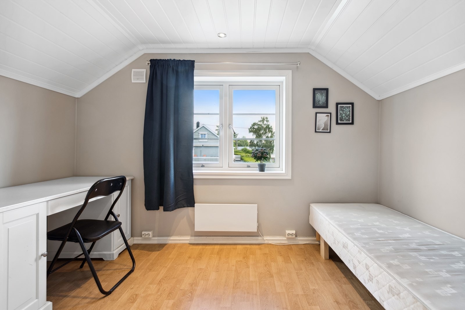 Soverom III er åpent og luftig. Rommet passer fint som barnerom eller gjesterom Galleribilde