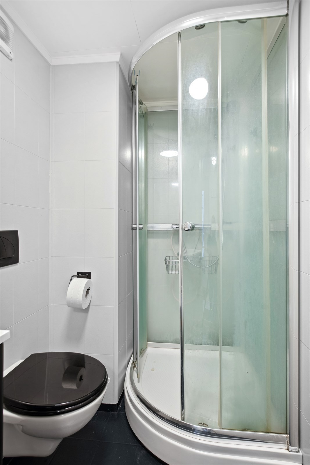 Et lyst og arealsmart bad gir en god start på dagen. Badet er pusset opp i 2011 Galleribilde