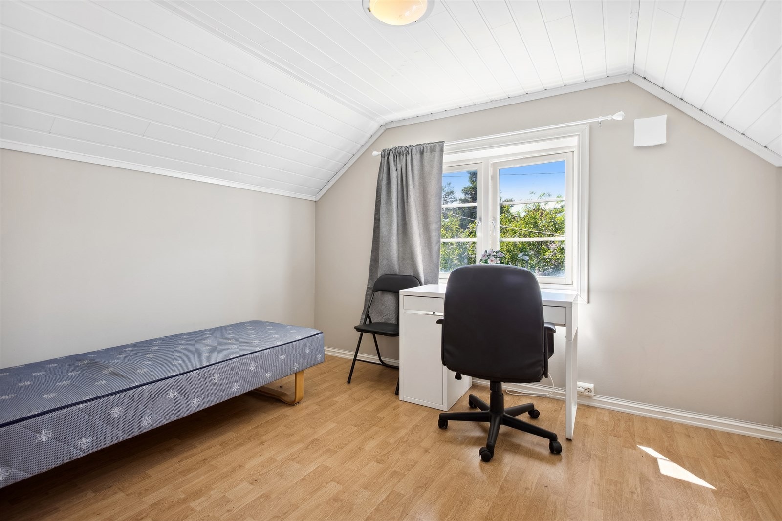 Soverom IV er lyst og behagelig. Plass til større seng, garderobe og pult Galleribilde