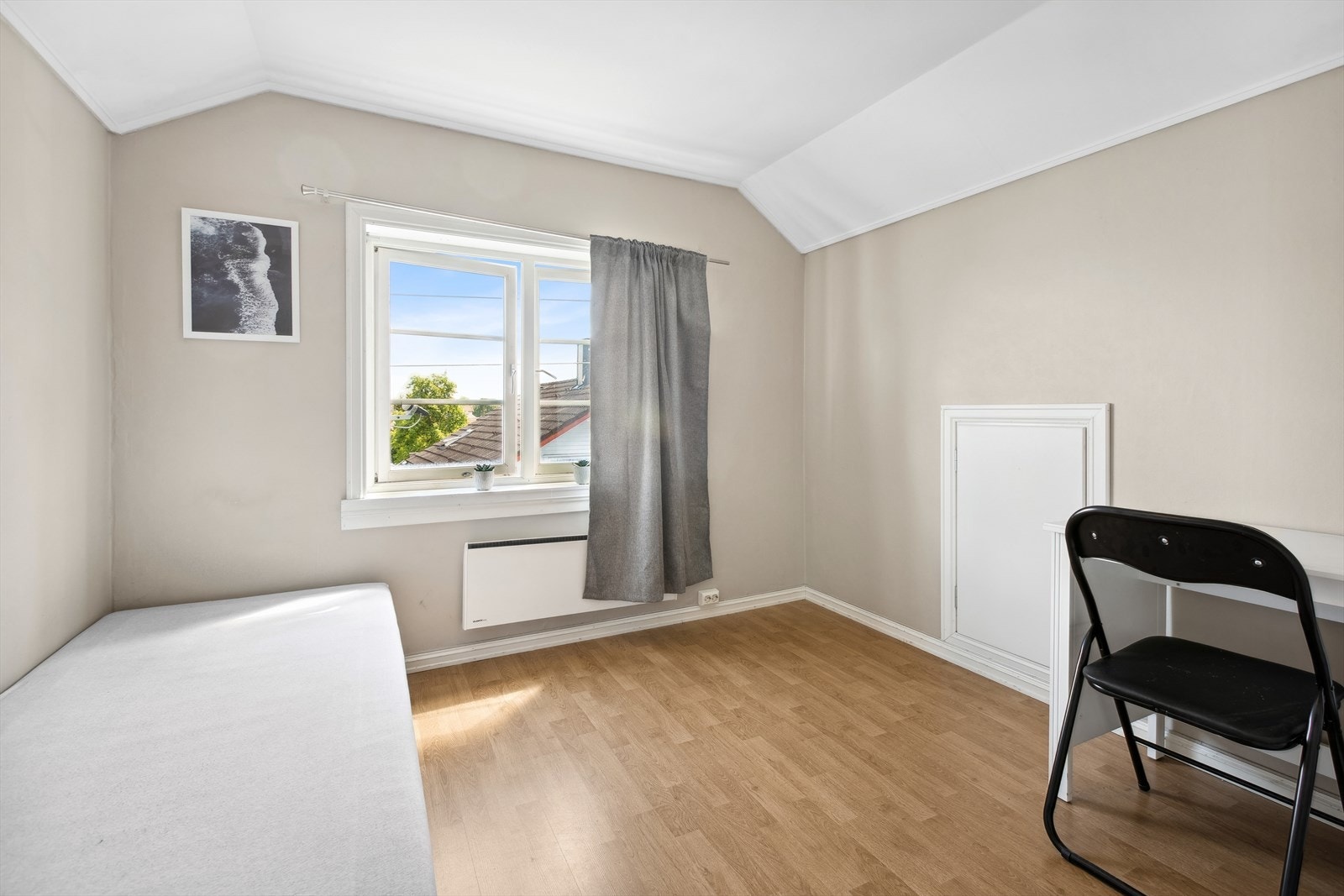 Soverom V har lagringsmulighet i knevegg. Her har du også plass til stor seng, nattbord, garderobe og pult Galleribilde