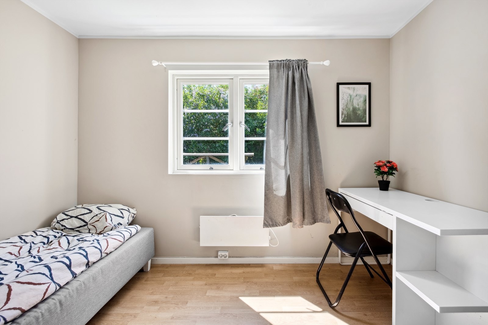 Soverom II gir god plass til seng, nattbord, pult og garderobe Galleribilde