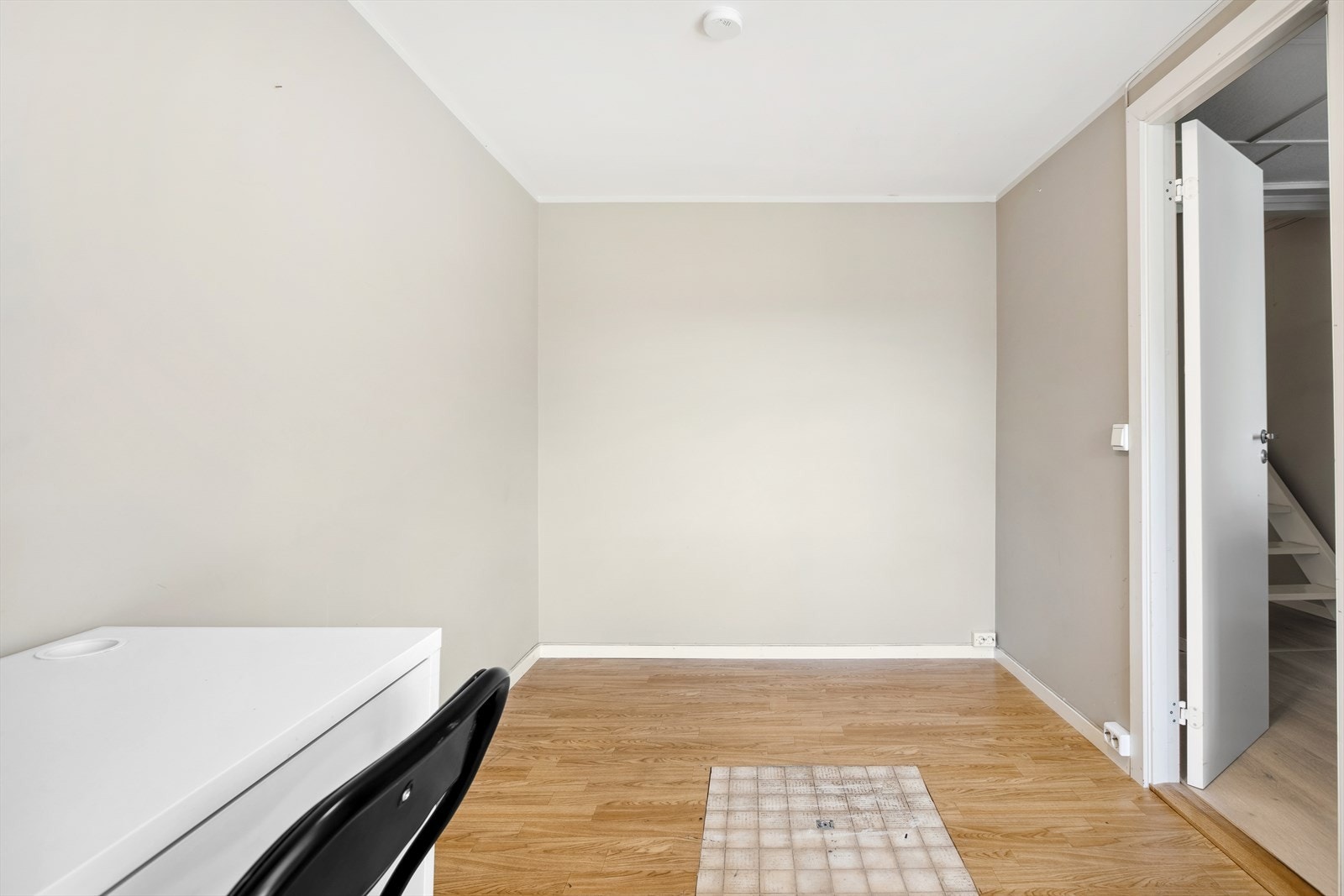 Her har du god plass til dobbeltseng, garderobeskap og pult Galleribilde