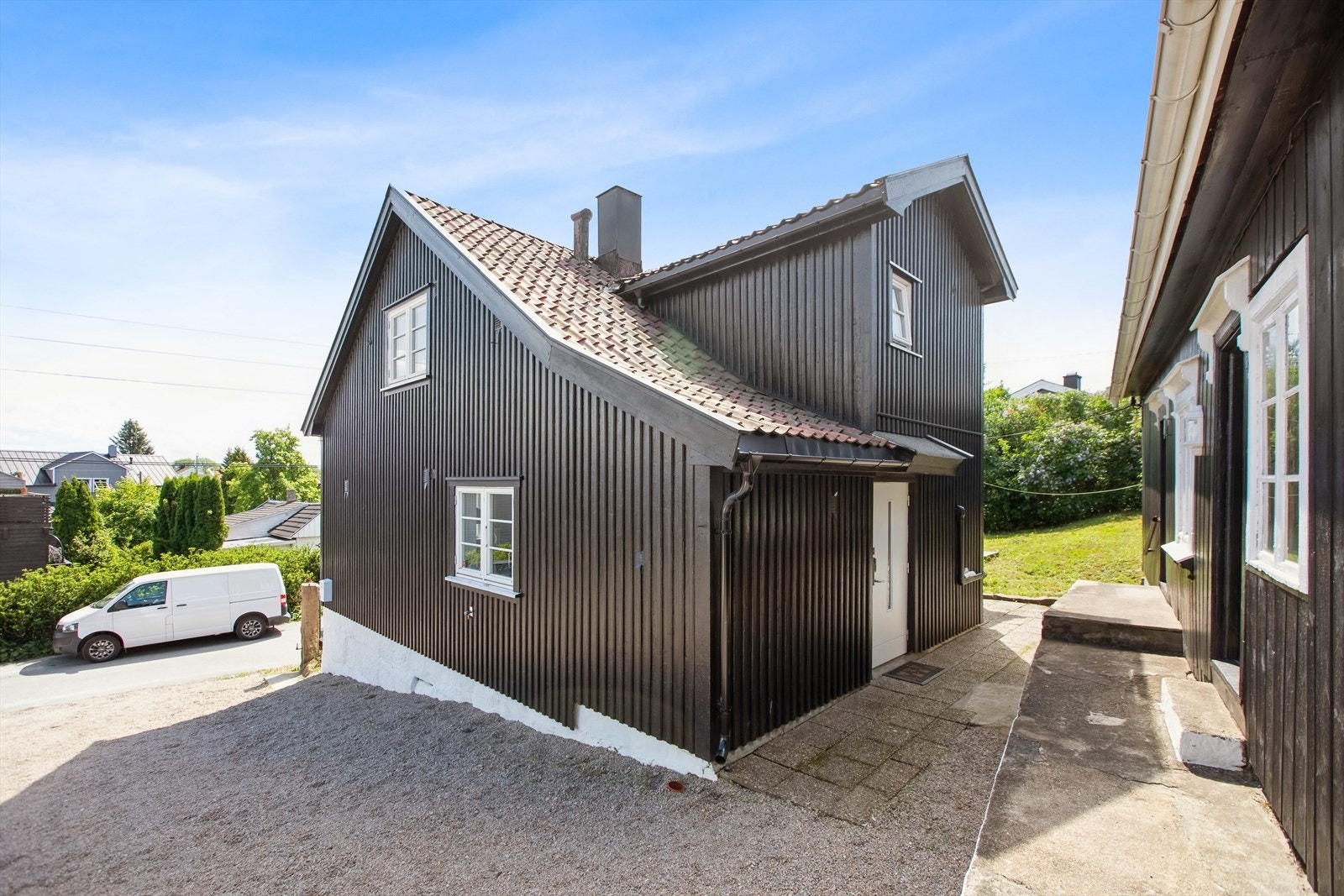 Boligen har en god planløsning med oppholdsrom, to soverom, bad og vaskerom i første etasje og tre soverom og bad i andre etasje Galleribilde