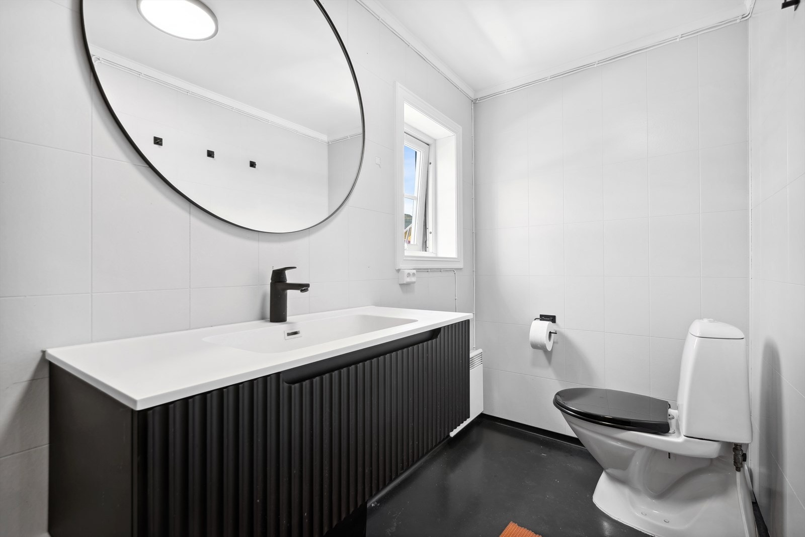 Badet i 2.etasje er også pusset opp i 2011. Gulvflate er belagt med gulvbelegg og veggflatene har baderomspanel Galleribilde