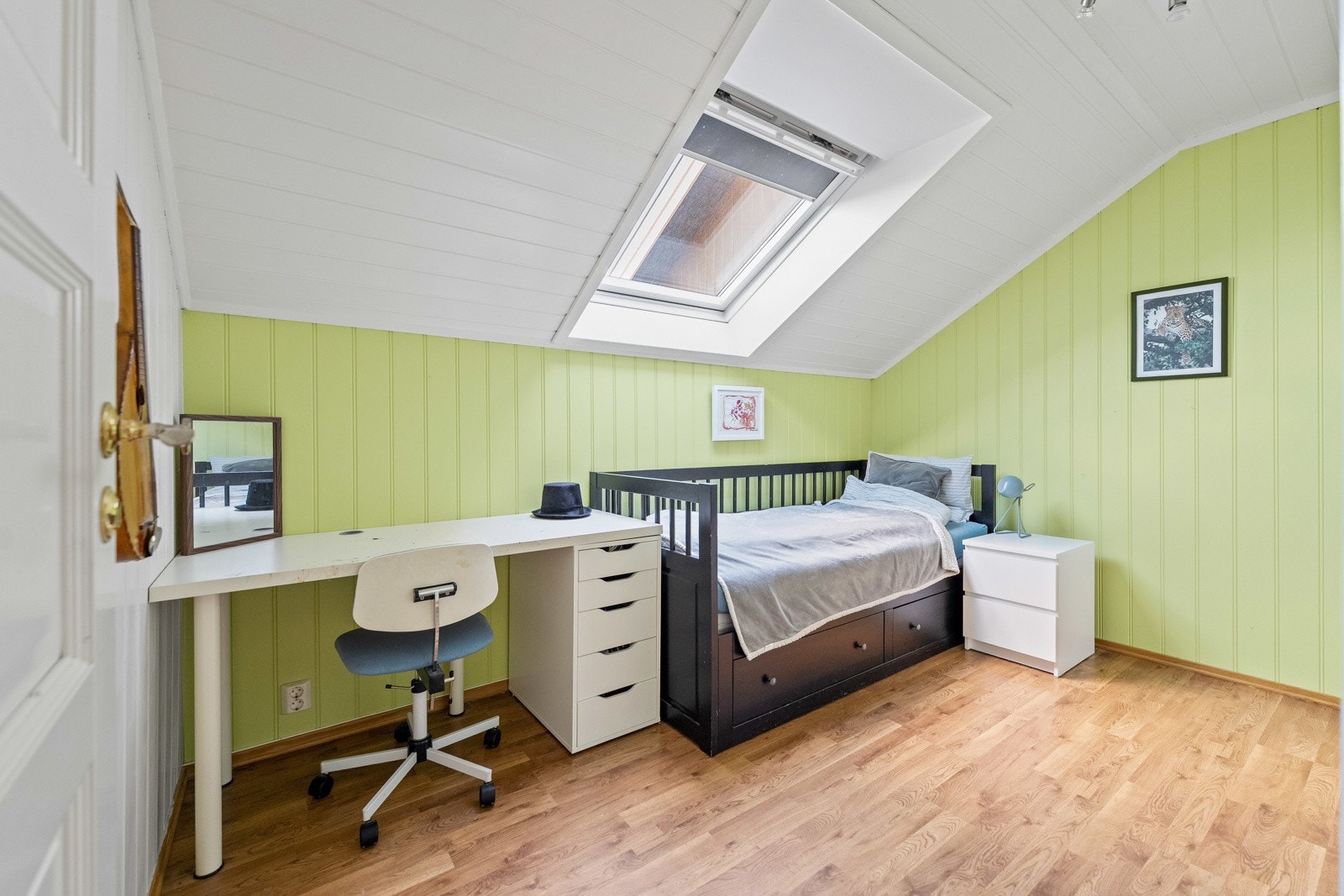 Det er to soverom til beliggende i loftetasjen Galleribilde