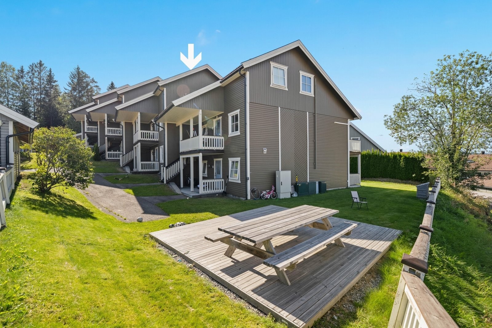 Piggsoppveien 6 D er en stor, flott og innholdsrik selveierleilighet over to plan, med rikelig armslag og familievennlig planløsning. Galleribilde