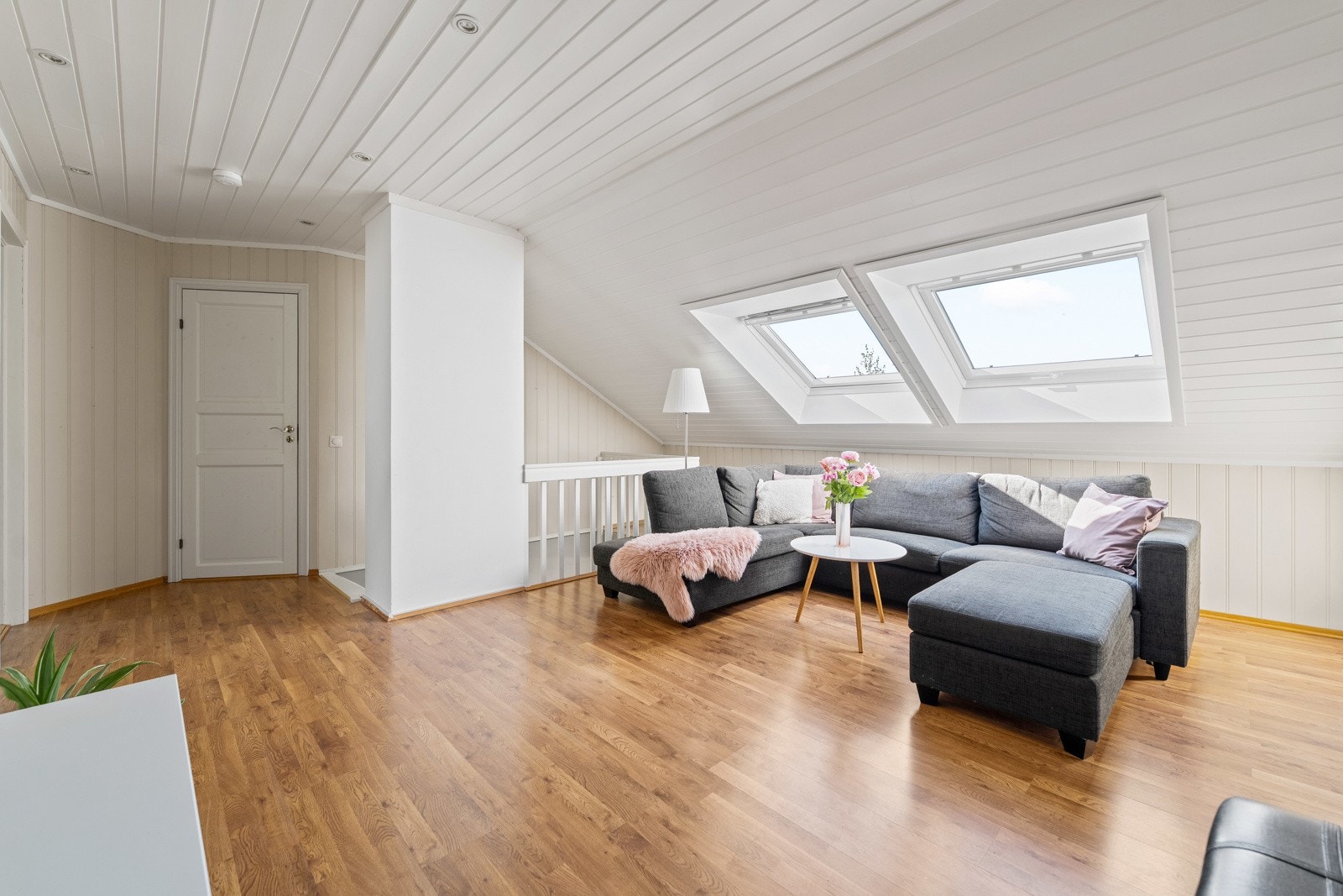 Rommet har laminatgulv, malte panelplater i lysegrått på veggene, led-downlights i panelt, hvitmalt himling og naturlig lysinnslipp fra to takvinduer. Loftstuen har god plass for sofa og tv-løsning Galleribilde