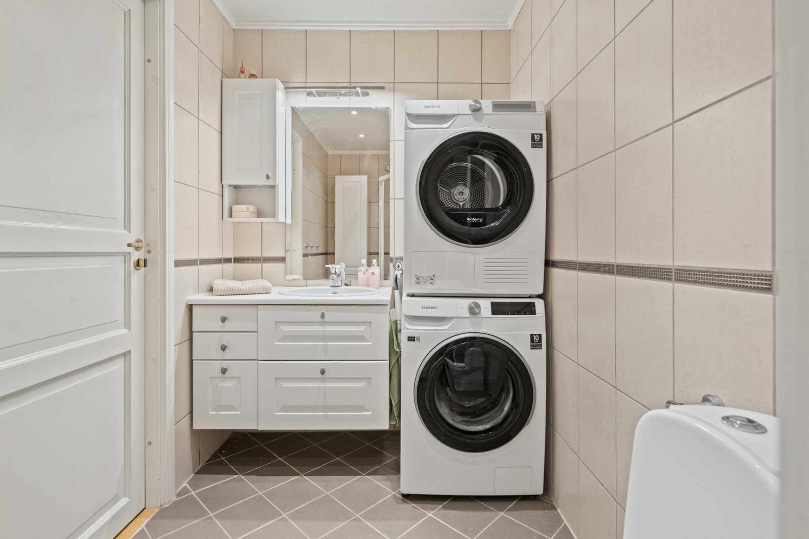 Det er gulvvarme, led-downlights og mekanisk avtrekk. Galleribilde