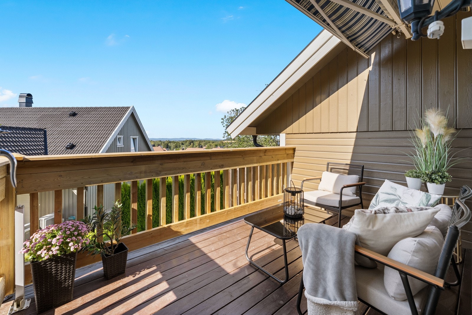 Med gode solforhold. Carport og utvendig bod. Galleribilde