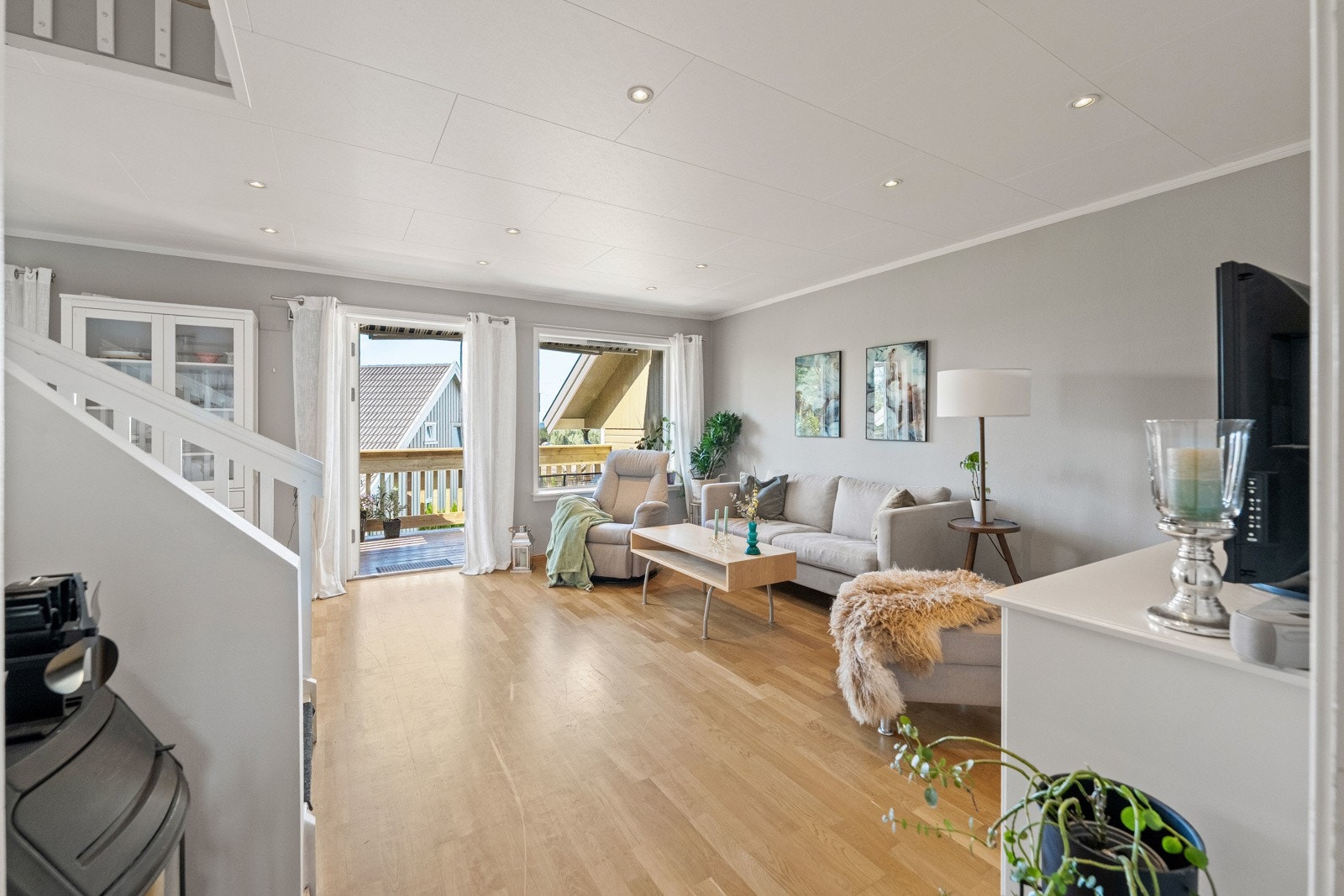 Leiligheten har en luftig og særdeles tiltalende vinkelstue i åpen løsning med kjøkken Galleribilde