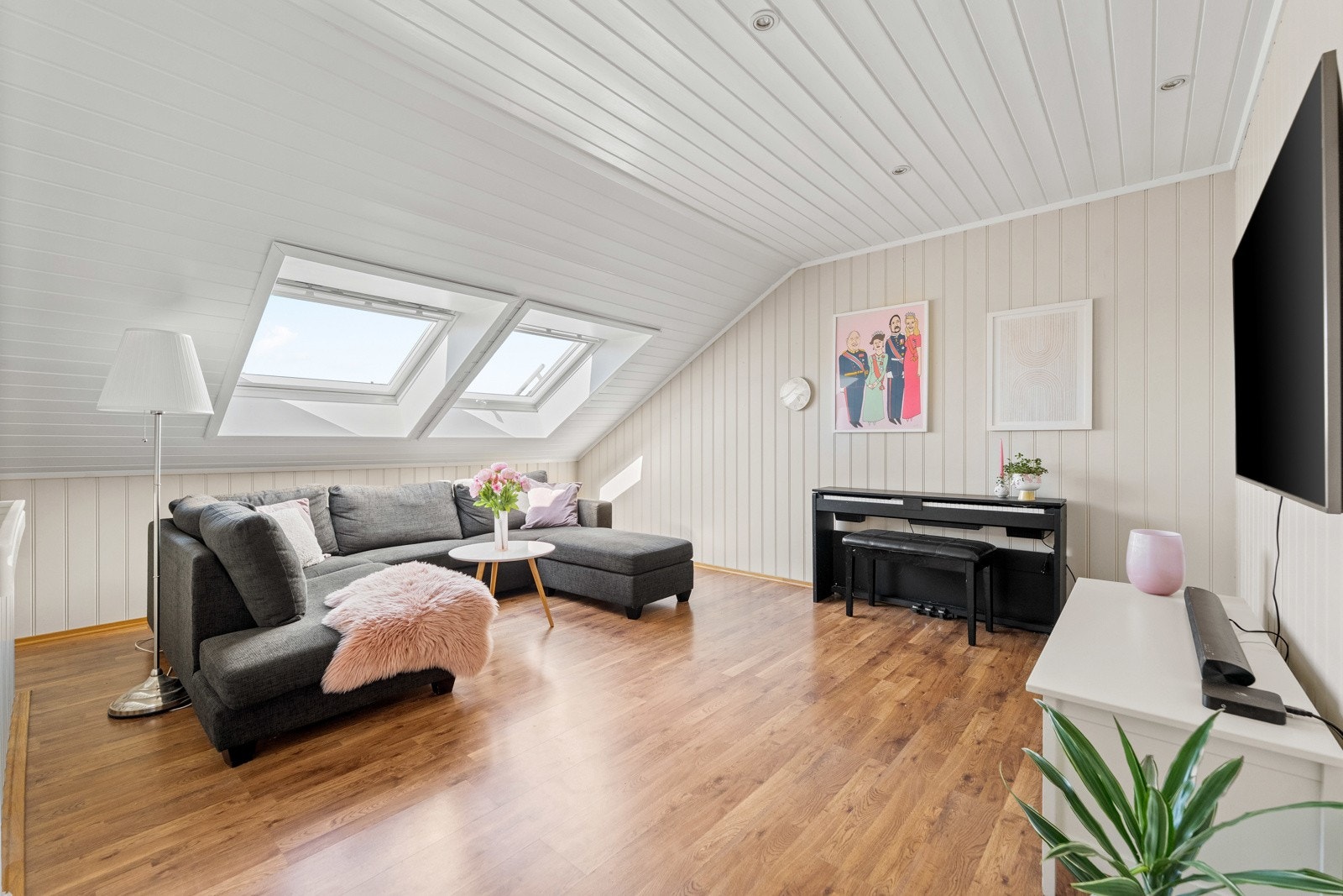 For ekstra spillerom og boltreplass kan man trekke opp i den trivelige loftstuen. Galleribilde