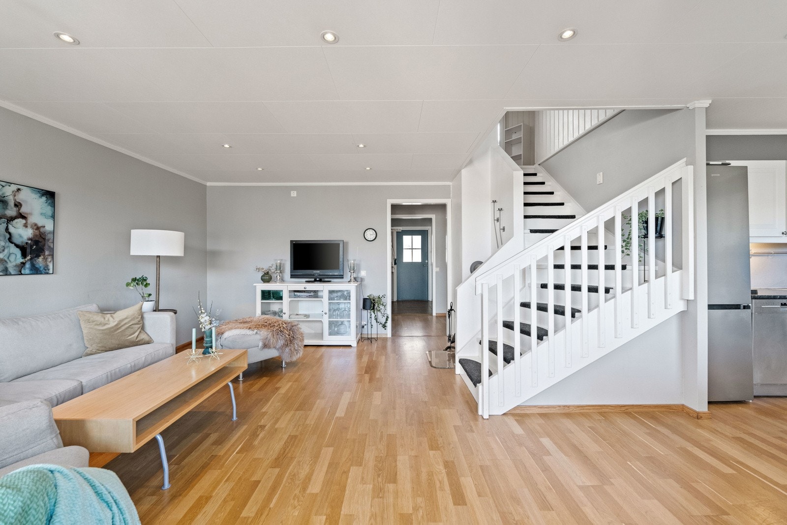 Rommet har eikeparkett, gråmalte vegger, led-downlights, samt god plass for sofaløsning med tilhørende møblement og spisebord. Galleribilde