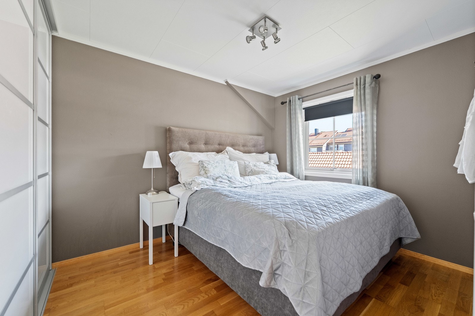 Leiligheten har fire pene og romslige soverom Galleribilde