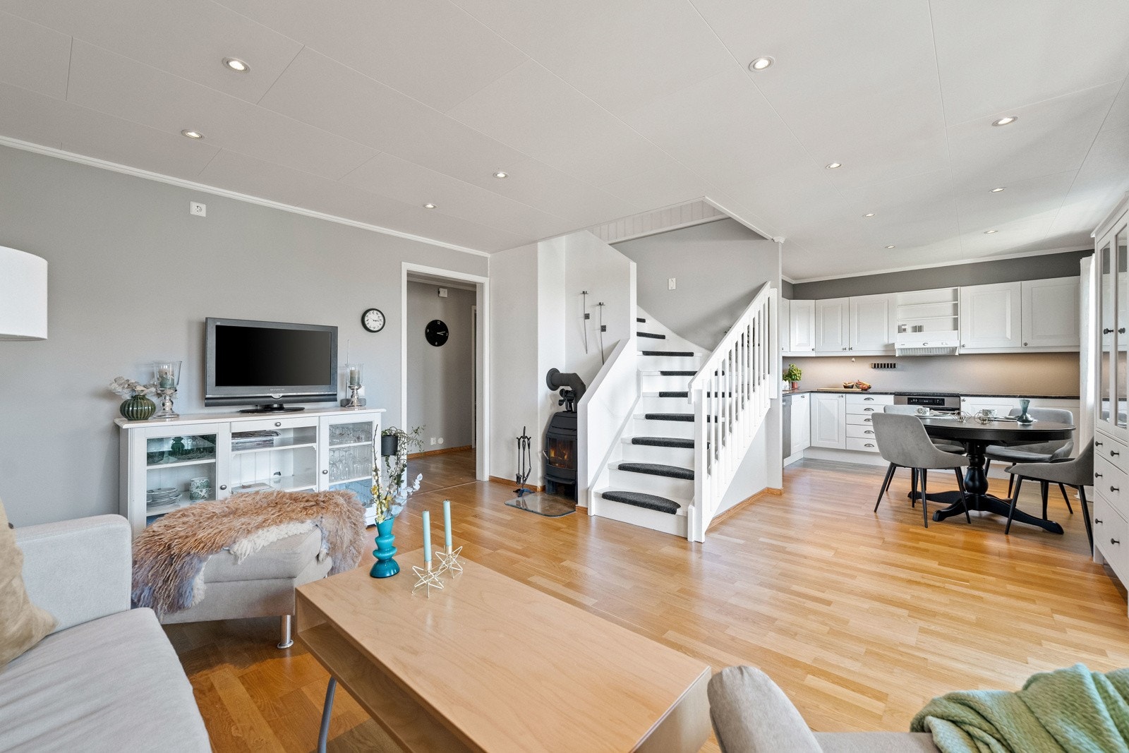 Den åpne løsningen skaper en god, sosial arena velegnet for både familiekos og middagsselskaper. Peisovn i stuen. Galleribilde