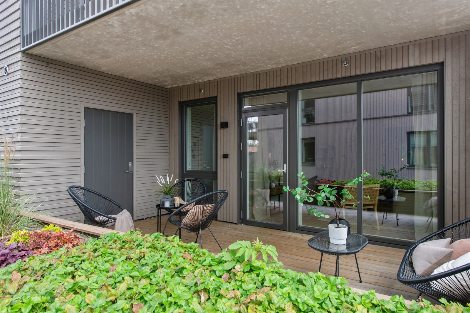 Fra terrassen er det adkomst til en av to boder som følger med leiligheten. Galleribilde