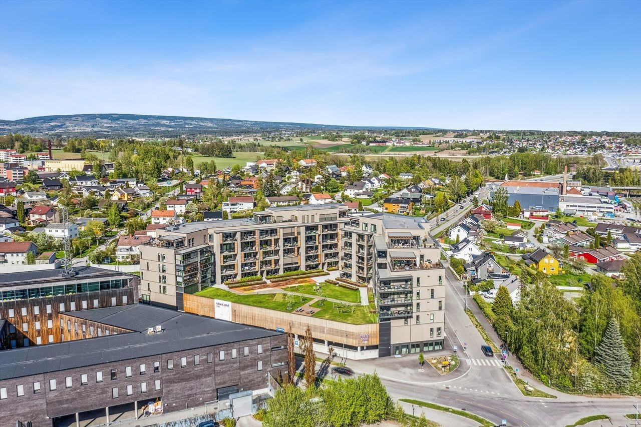Sameiet Kastanjen består av 87 boligenheter. I byggets 1. etasje ligger REMA 1000 Galleribilde