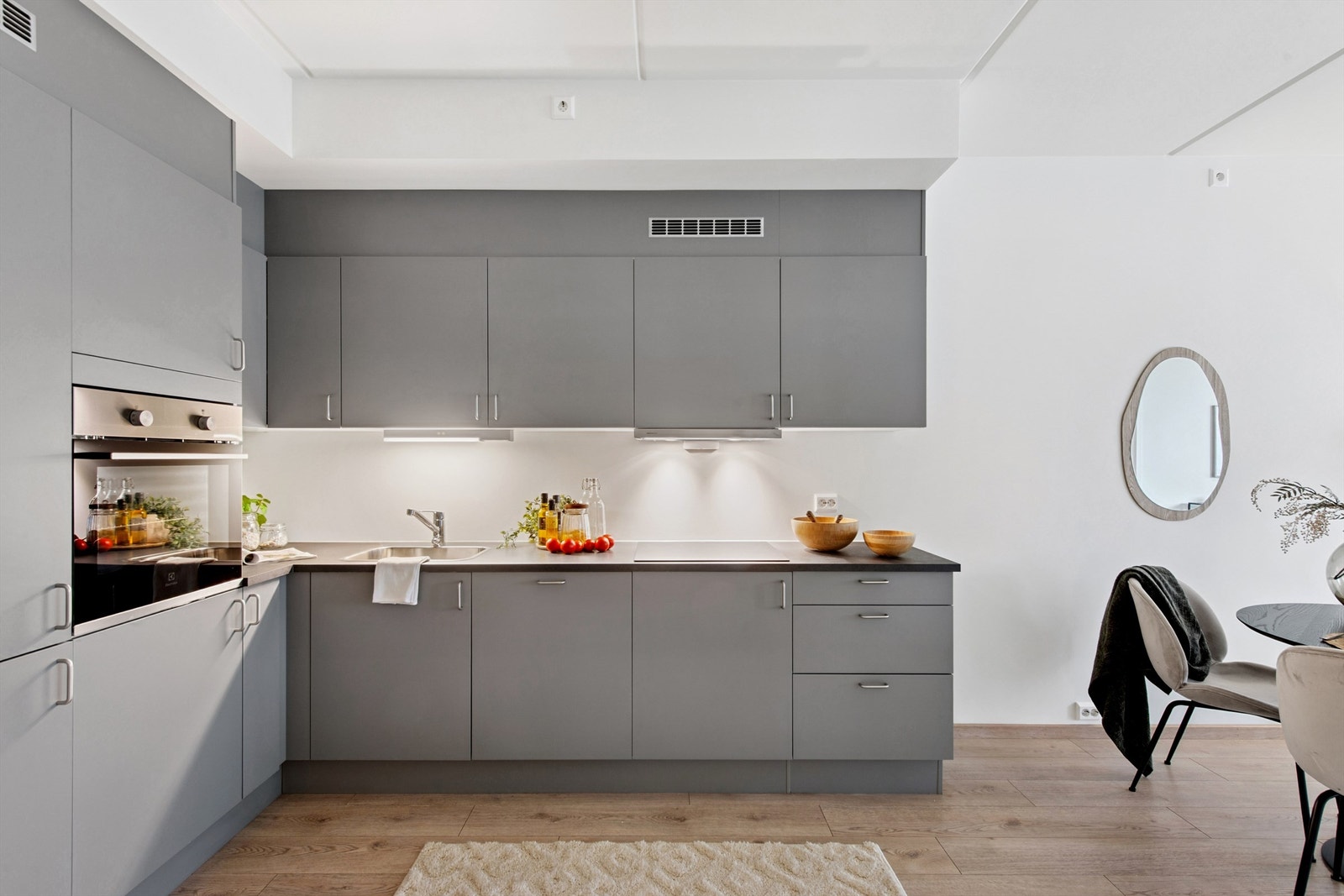 Funksjonelt kjøkken med integrerte hvitevarer og slitesterk laminatbenkeplate. Galleribilde