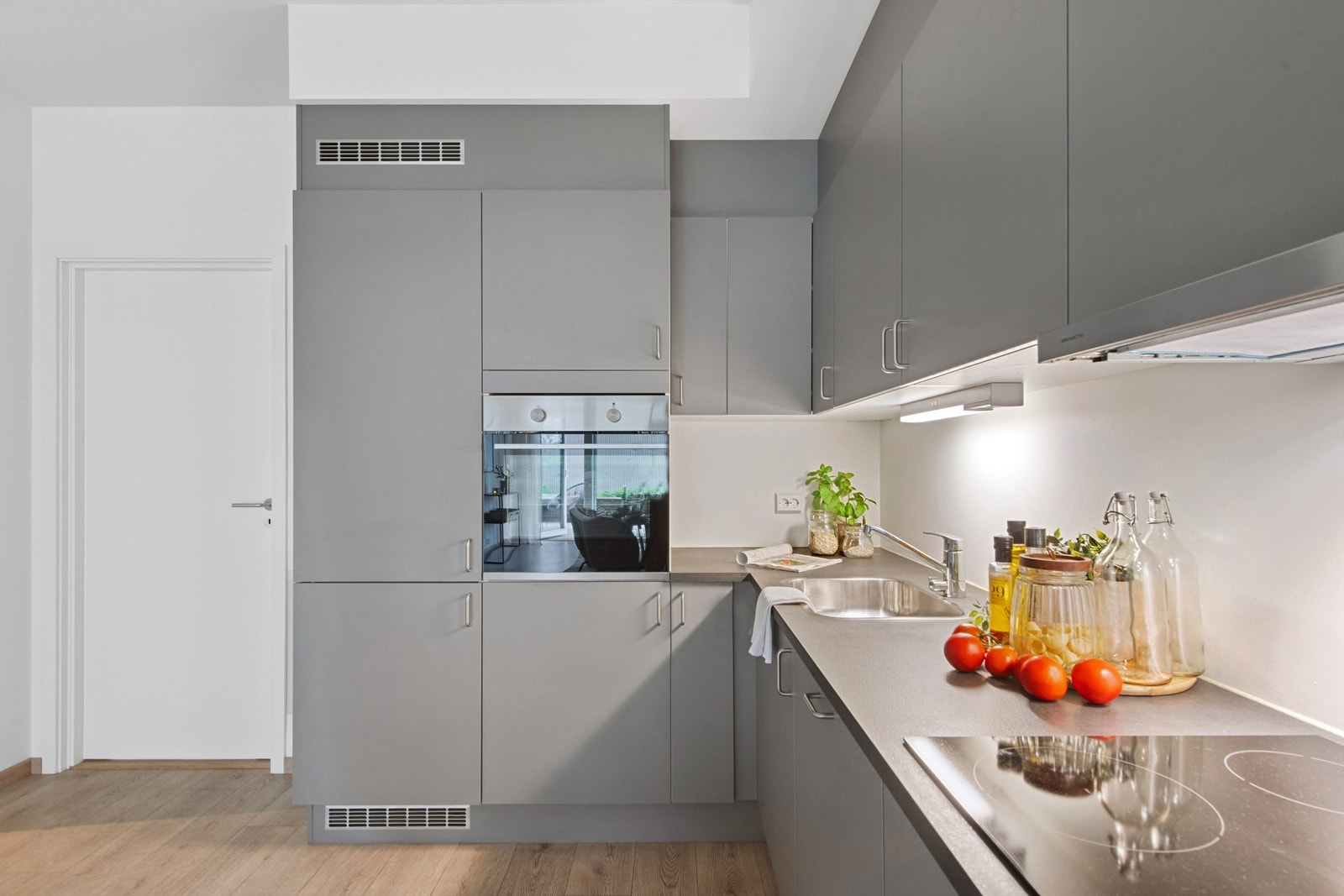 Rikelig med skapplass sørger for god orden og effektiv oppbevaring. Galleribilde