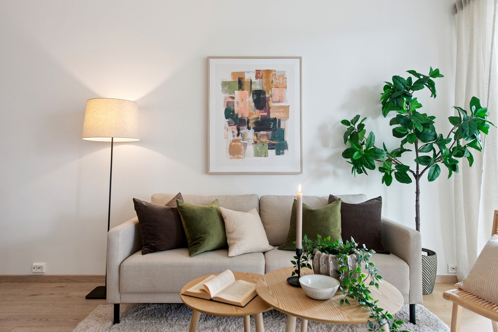 Gjennomgående parkett og vannbåren gulvvarme gir en lun og behagelig atmosfære. Galleribilde