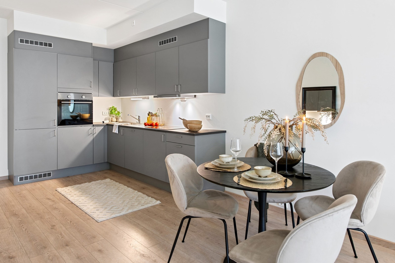 Kjøkkenet har et tidløst design med glatte, grå fronter. Galleribilde