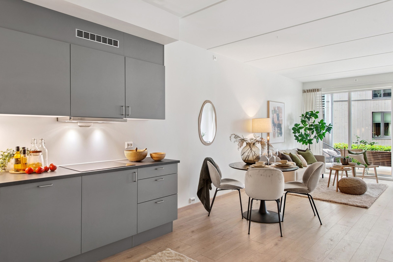 Den åpne løsningen gir god kontakt med gjestene mens du lager mat. Galleribilde