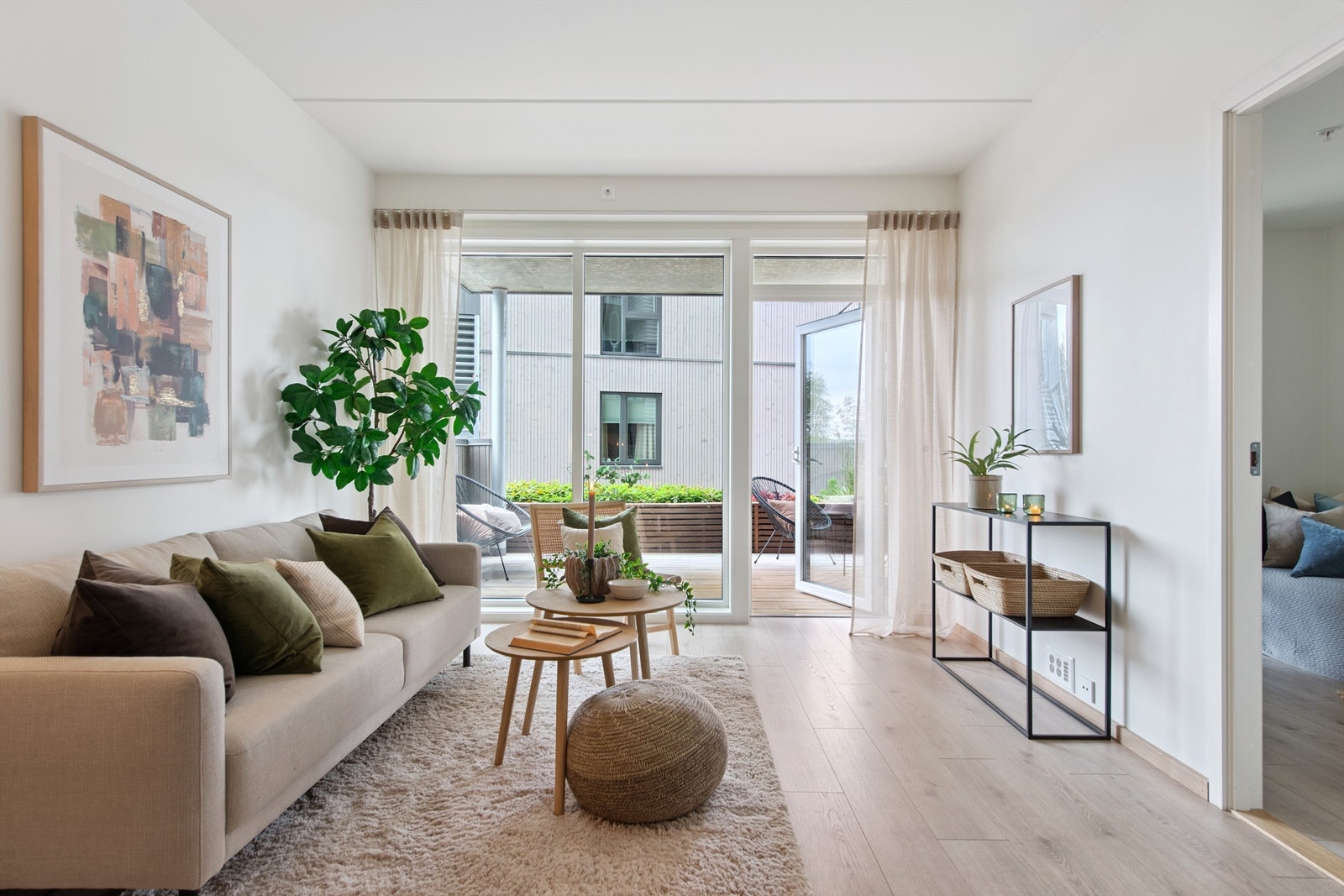 Stuen har store vindusflater og utgang til terrassen. Galleribilde