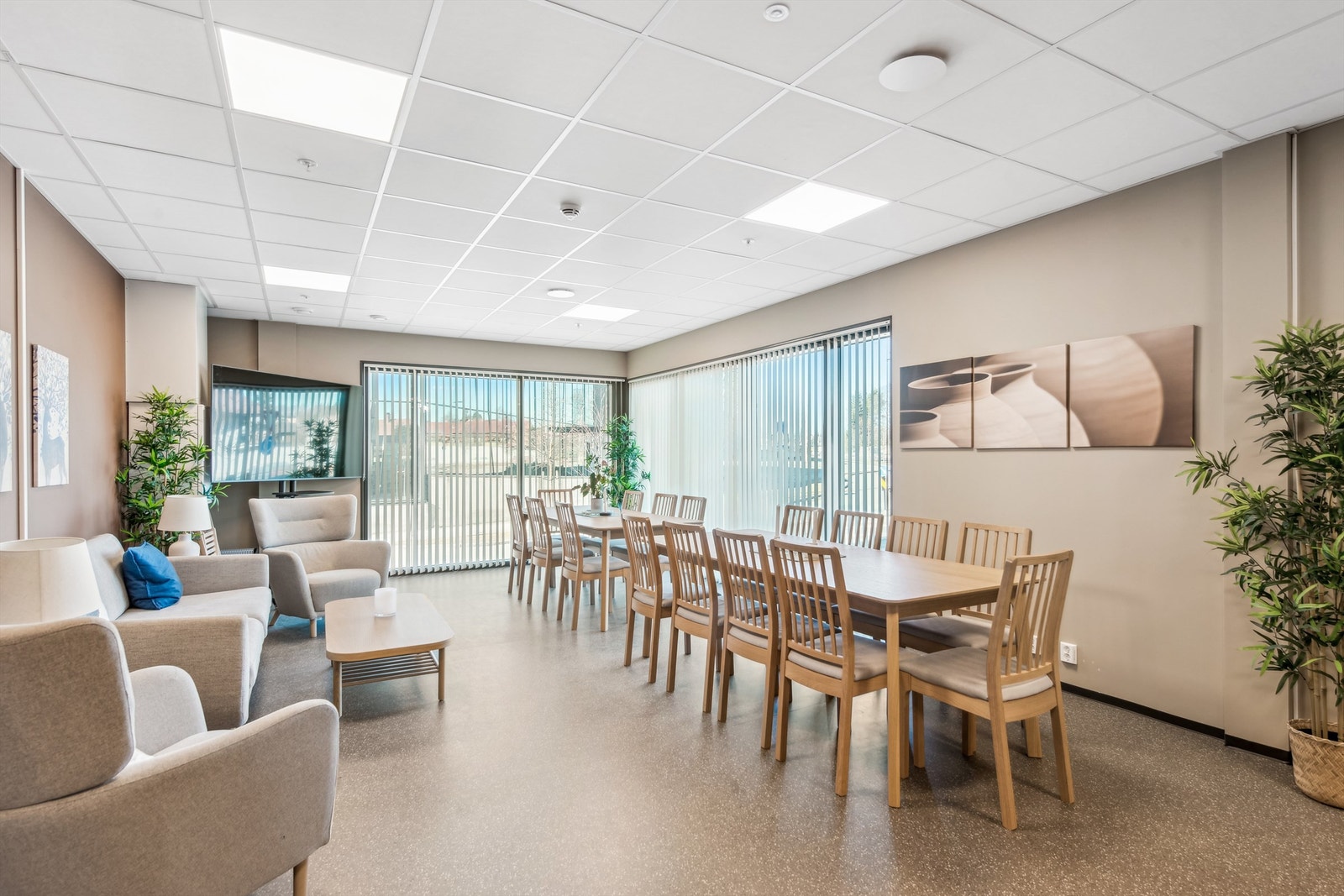 Sameiet disponerer et fellesrom som alle seksjonseiere kan reservere til sosiale sammenkomster og arrangementer. Galleribilde