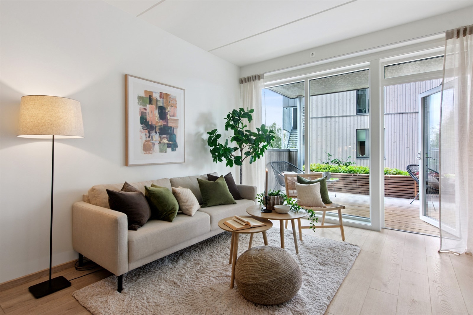 Nyt en sømløs overgang mellom inne- og uterom på varme dager. Galleribilde